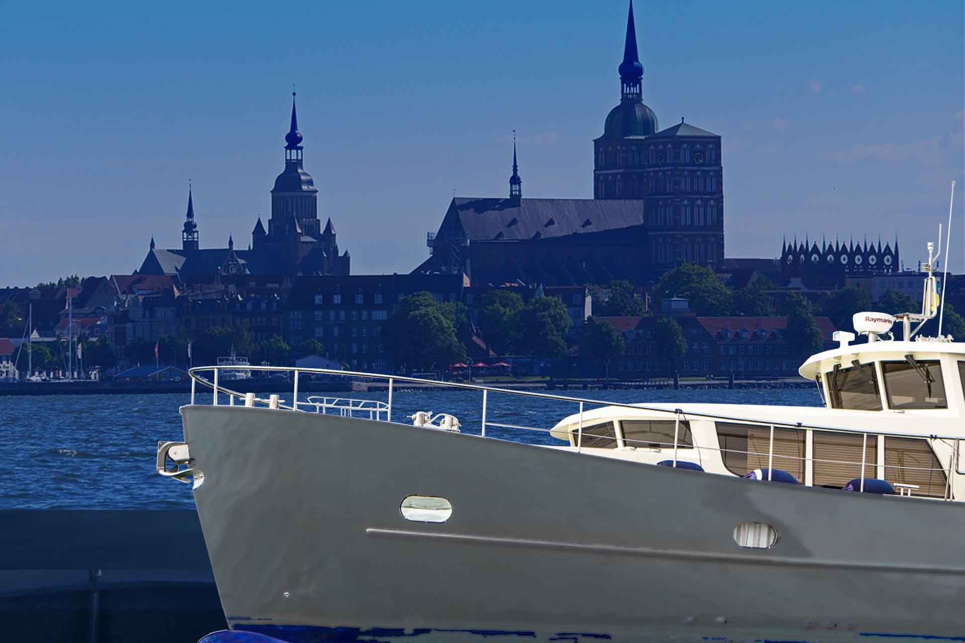 yacht_vor_stralsund_1